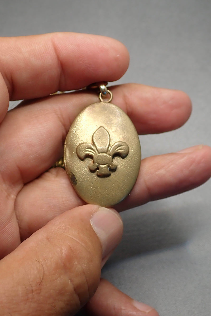FLEUR DE LIS PENDANT NECKLACE